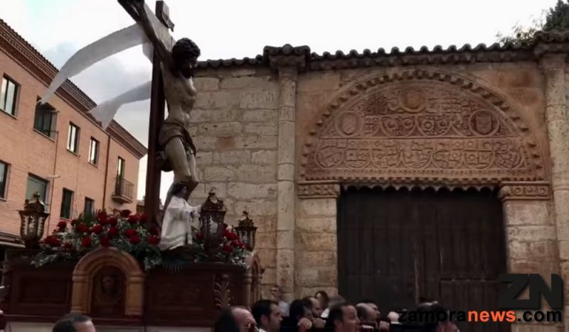 El Cristo del Amparo a hombros de sus hermanos cofrades volvió procesionar por Toro con motivo de su fiesta y de la Exaltación de la Cruz