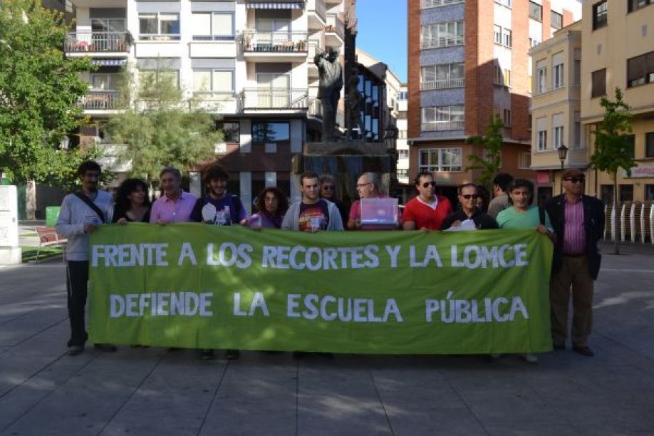 Concentración en la plaza del Maestro por la Escuela Pública