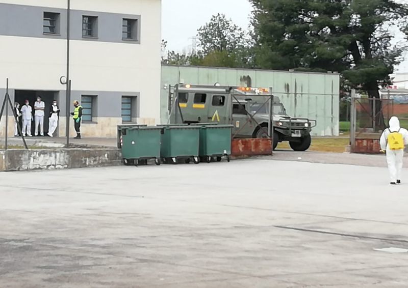La UME desinfecta los aledaños del Centro de Atención a Personas con Discapacidad Virgen del Yermo | Foto cedida a Zamora News