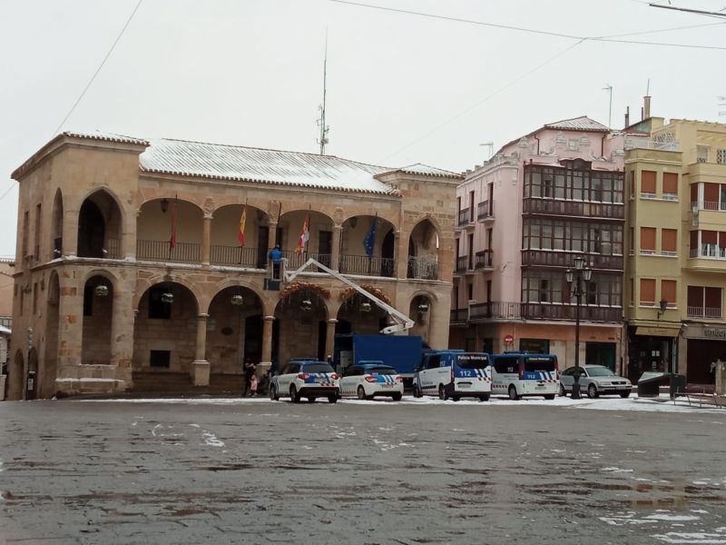 Operarios municipales comienzan a retirar las luces de Navidad de Zamora