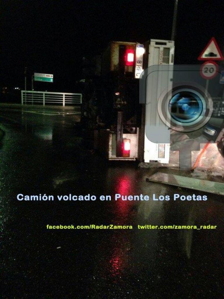 Un camión vuelca a la entrada del Puente de los Poetas