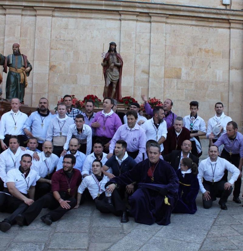 Los hermanos de paso del Ecce Homo colaboran con Cruz Roja