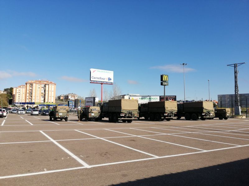 Camiones del Ejército en el aparcamiento del Centro Valderaduey | Foto cedida a Zamora News