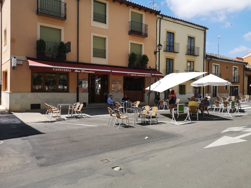 Varios ciudadanos en una terraza de un bar de Toro | Foto cedida a Zamora News