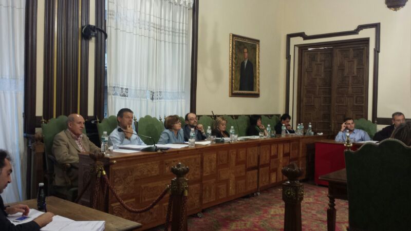 Luis Vicente Pastor, junto a otros concejales, en un pleno municipal.