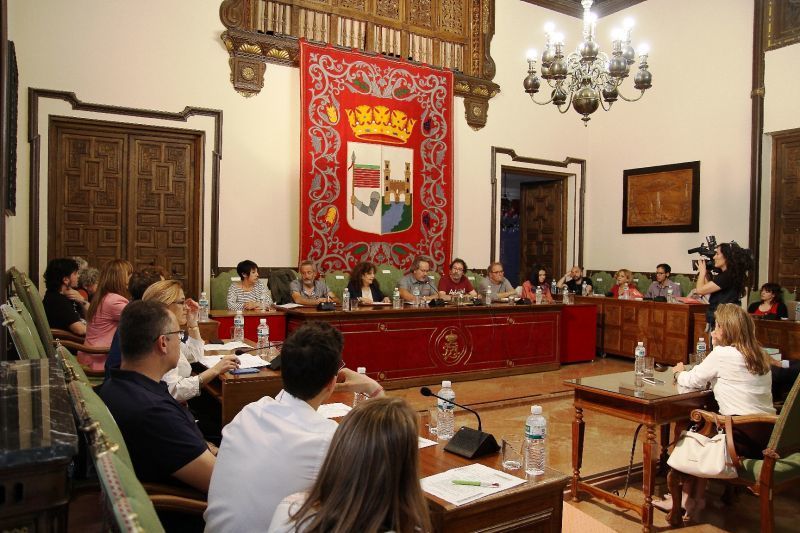 La nueva corporación mantiene una estructura similar a la anterior, con las mismas retribuciones para el alcalde y los concejales liberados