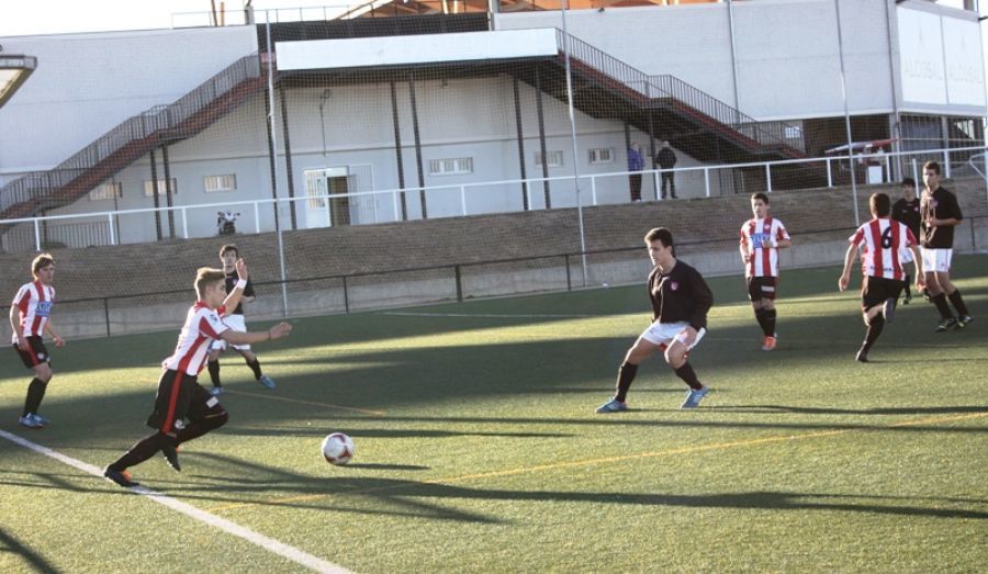 Barreiro controla un balón sobre la línea.