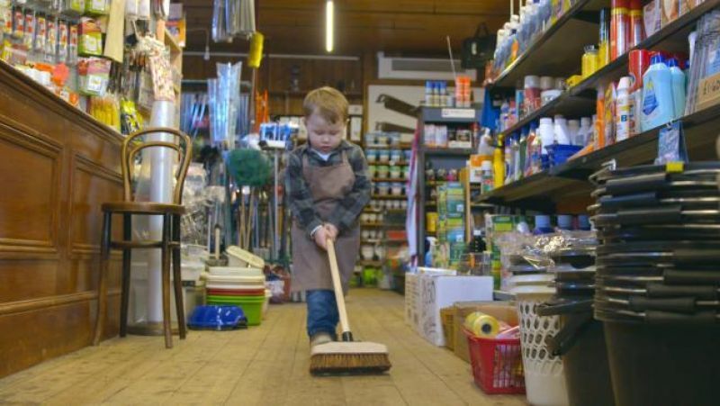 Enamorate del vídeo viral de Navidad del pequeño Arthur que promociona el pequeño comercio