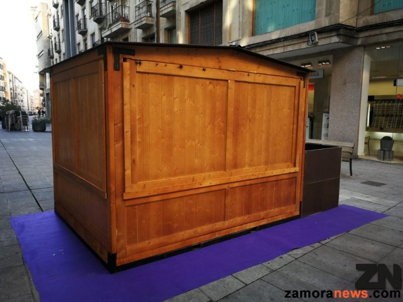 Preparando los puestos para Semana Santa