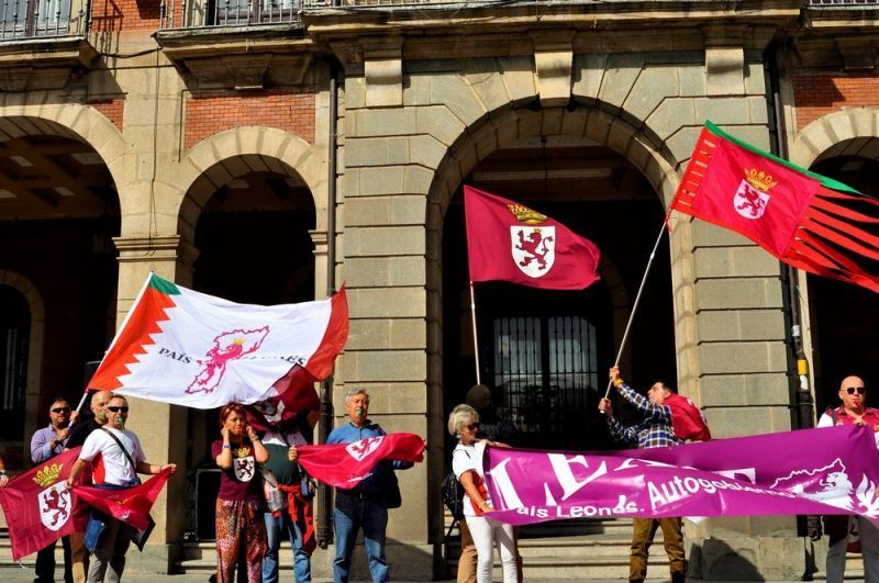 La no colocación bandera leonesa en el ayuntamiento en el 947 aniversario del fin del cerco de Zamora lleva a los leonistas a la protesta en la Plaza Mayor