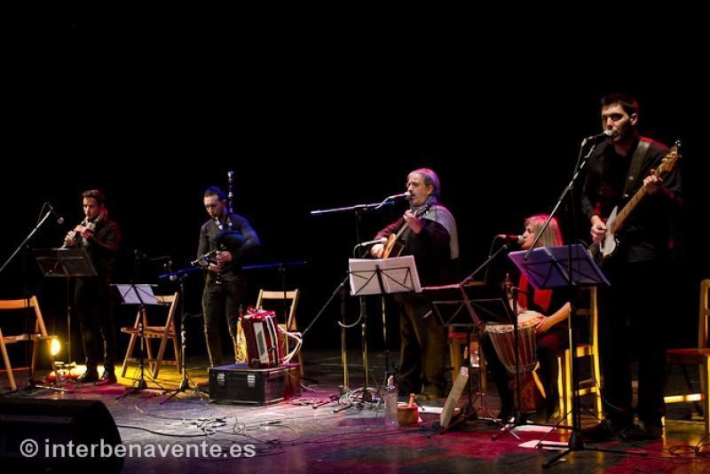 Un momento de la actuación de Santarén Folk en el Reina Sofía de Benavente (Foto: Interbenavente)