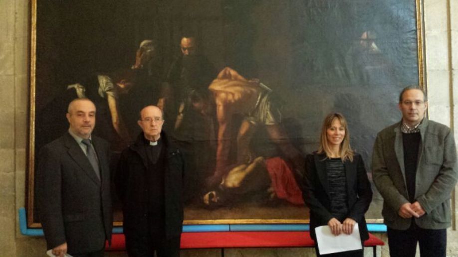 José Ángel Rivera, el Deán catedralicio, Patricia Ganado y Bernardo Medina junto al lienzo restaurado
