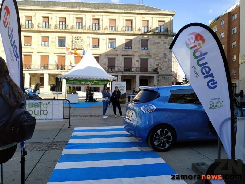 Los vehículos eléctricos se adueñan de la Plaza de la Constitución gracias a AECT Duero-Douro y su proyecto 'Recárga-T'