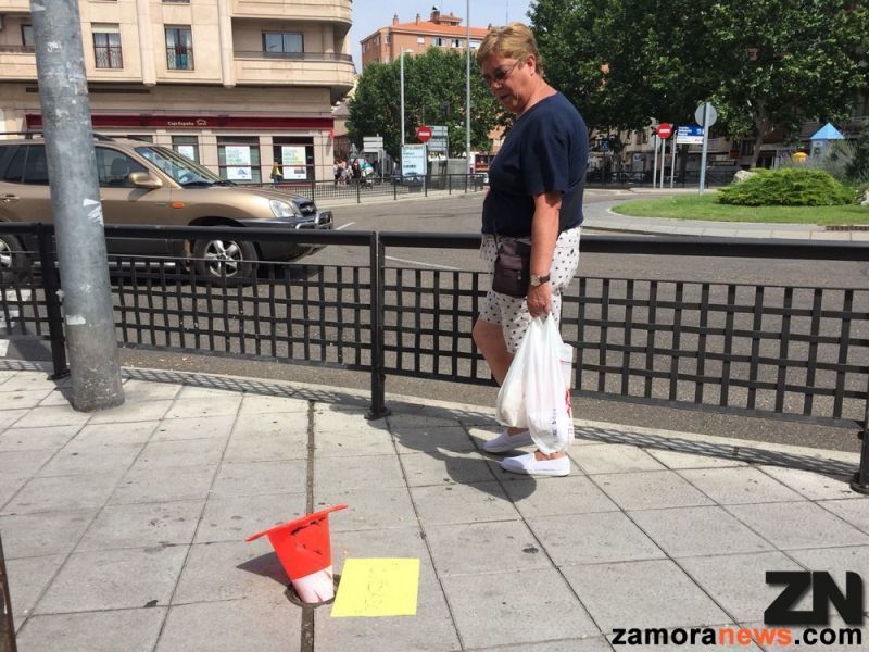 Ojo "cuidado" con el cono invertido en la acera de la calle la Feria