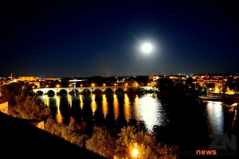 Noche de luna llena en la bien cercada