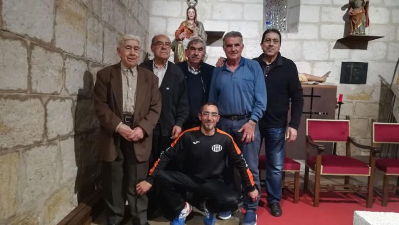 Directivos de la Virgen de la Guía posan ante la imagen, ya colocada en sus andas