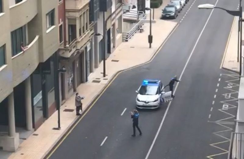 Policías locales reciben un aplauso en la Avenida de Portugal durante el estado de alarma | Imagen cedida a Zamora News