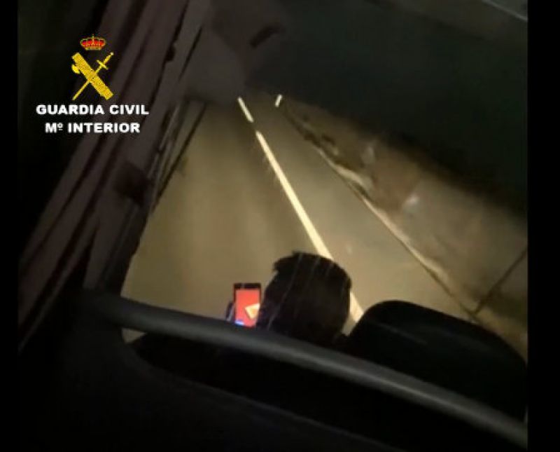 Pillado y grabado "in fraganti", un conductor de un autobús que usó su móvil en un trayecto de más de 30 kilómetros