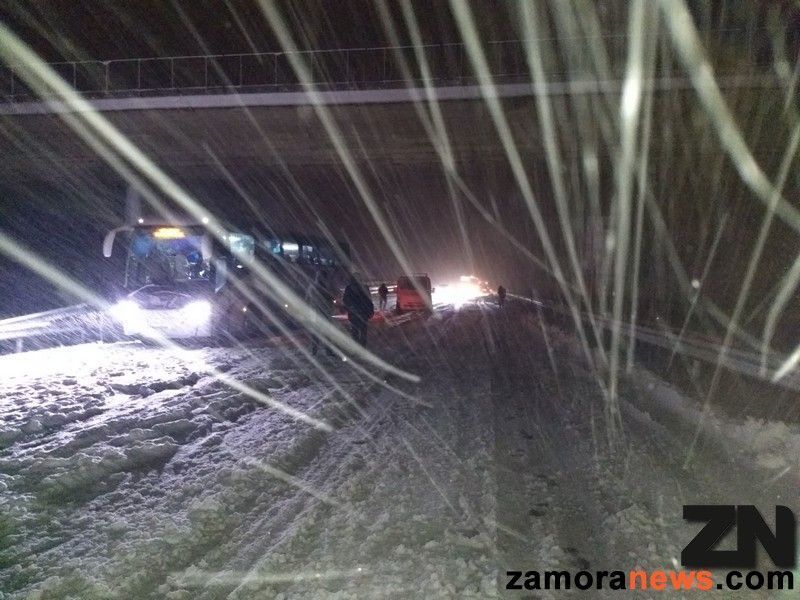 Empeora la situación en la red provincial, embolsamiento obligatorio en la A 52, cortado el tránsito para camiones y autobuses, obligatorio cadenas de Puebla y hasta Lubián