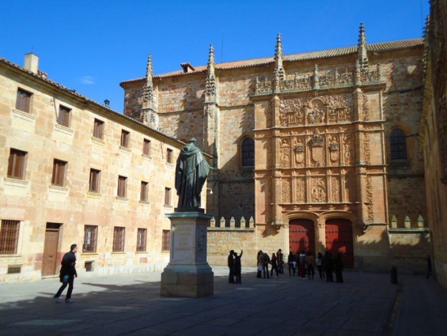 Fachada de la Escuela Mayores de la USAL