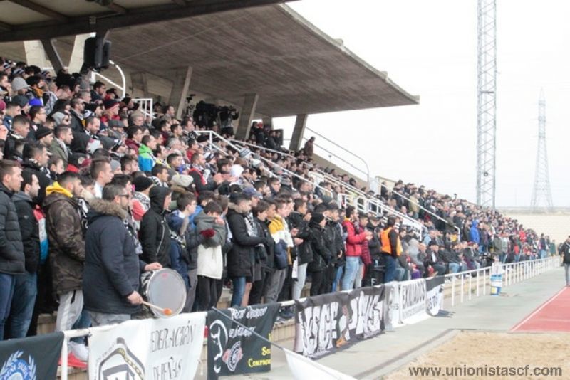 La afición del Unionistas en las gradas de "Las Pistas" | Foto Unionistas CF