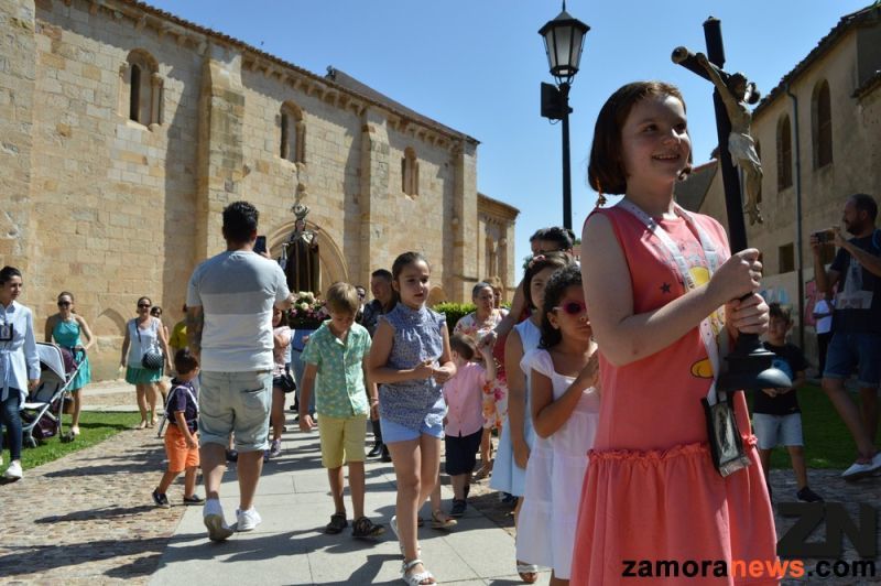 Los niños acompañan a la Virgen del Carmen