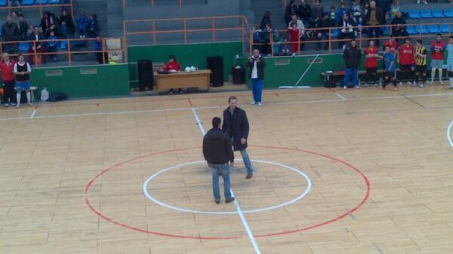 Luis Amado hace el saque de honor antes de comenzar el partido.