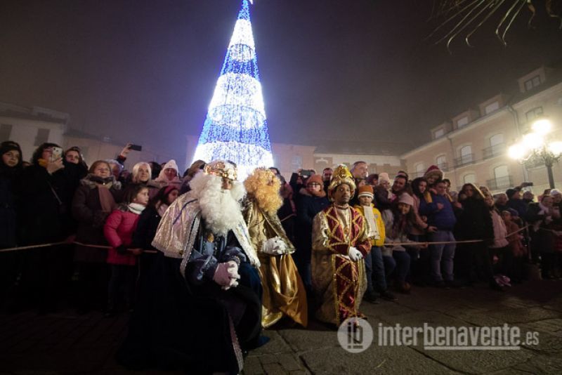 Los tres Reyes Magos llegaron a Benavente cargados de regalos un año más