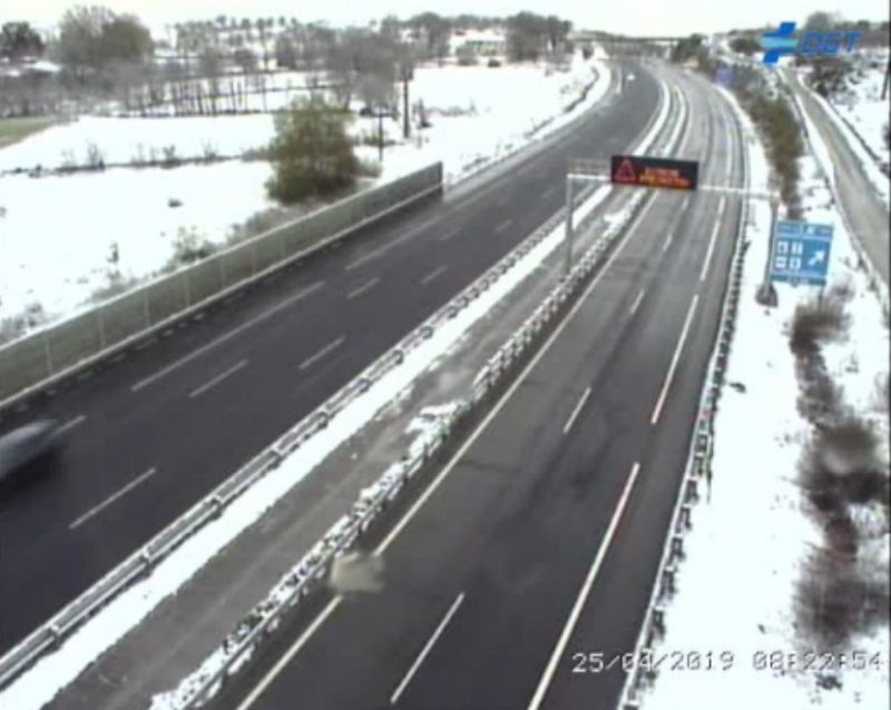 Dos tramos en la A52 y siete en la red secundaria de la provincia presentan problemas de tránsito por el temporal de nieve y viento