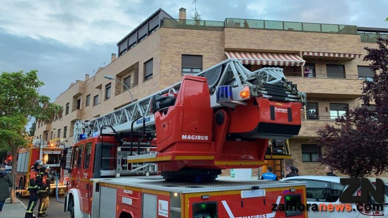 Los bomberos sofocan un conato de incendio en la calle Almaraz