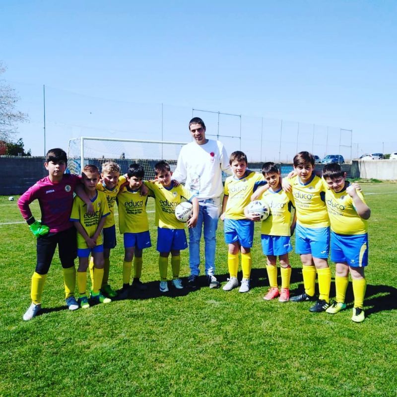 Comienzan los homenajes a los Olímpicos Especiales, el Morales del Vino Atlético pidió a Alfonso Manzano que hiciera el saque de honor esta mañana