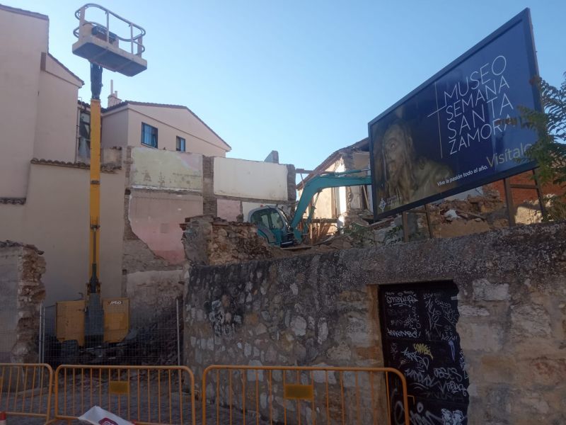 Derribo de un edificio en Rúa de los Notarios: se despeja el paso para las procesiones