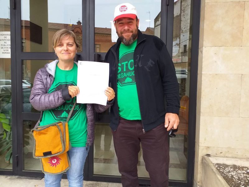 La PAH comunica la paralización del desahucio de dos familias afectadas por el embargo de Caja Rural