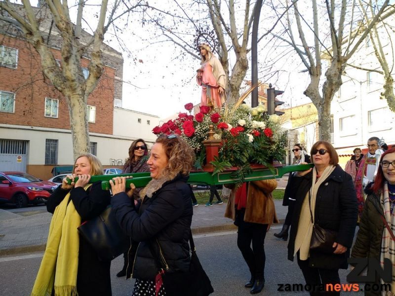 Las Águedas de San Lázaro procesionaron con su santita en la tarde de su onomástica