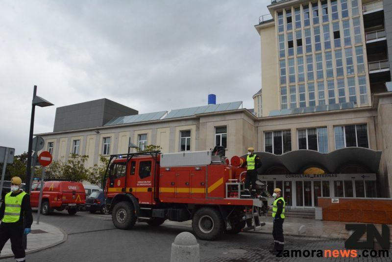 La UME desinfecta la entrada del Hospital Virgen de la Concha | Foto cedida a Zamora News