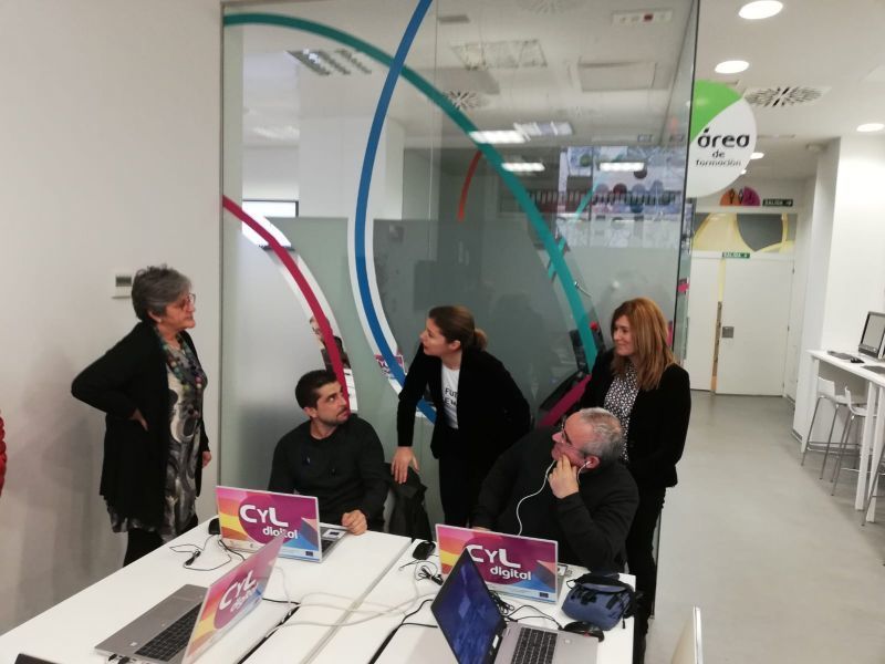 Clara San Damián departe con algunos de los alumnos de Espacio CyL Digital | Foto E. S. D.