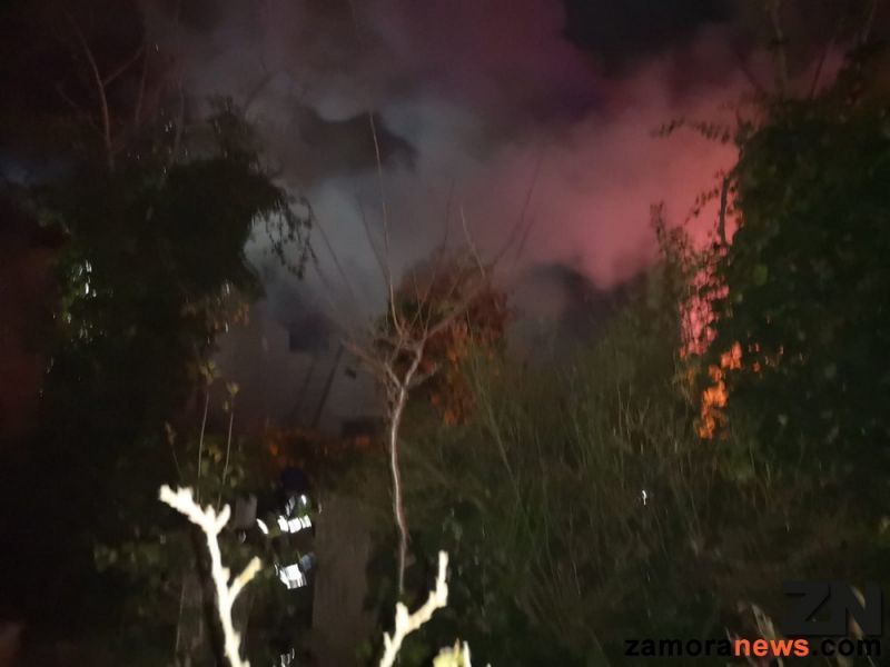 Alarma entre los vecinos de Toro ante el incendio de una tienda de piensos que obliga a actuar a Bomberos y a Guardia Civil
