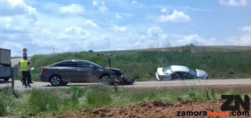Accidente con resultado de una mujer herida de consideración en el choque de dos vehículos en la carretera que une Andavías con Montamarta