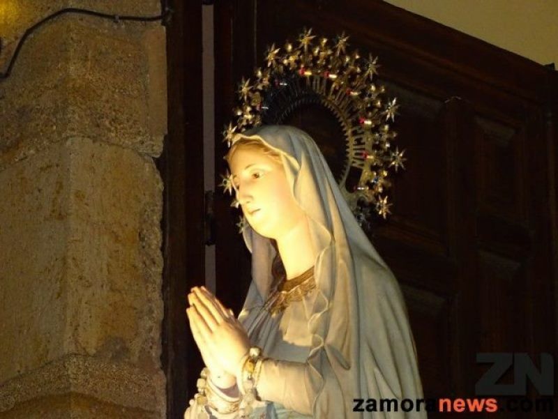 Imagen de la virgen de Lourdes instantes antes de la procesión de las antorchas