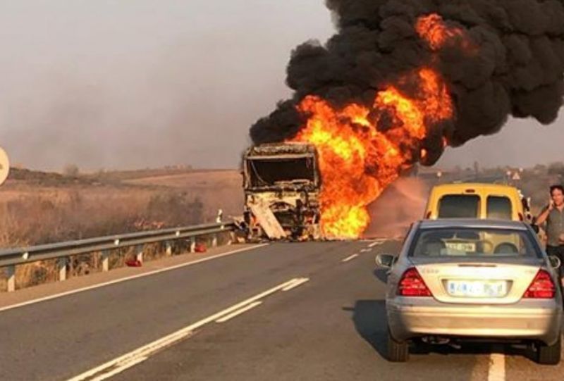 Un camión de gran tonelaje se incendia en la carretera de Morales de Toro cortando la N122