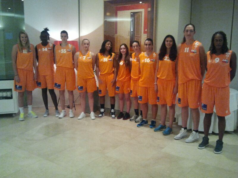 Amy Syll, segunda por la izquierda, junto al resto de jugadoras del CD Zamarat.