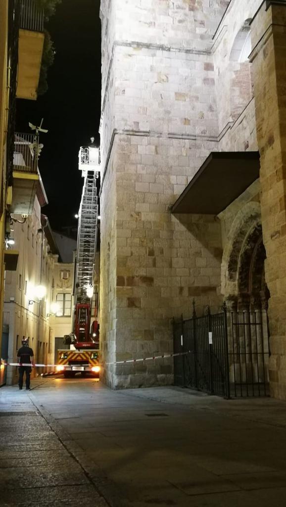 Los bomberos de Zamora intervienen en un alar de la Iglesia de San Vicente