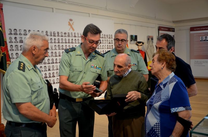La Guardia Civil de Zamora entrega un reconocimiento a la familia de Carlos Pérez Dacosta, último guardia civil zamorano asesinado por ETA