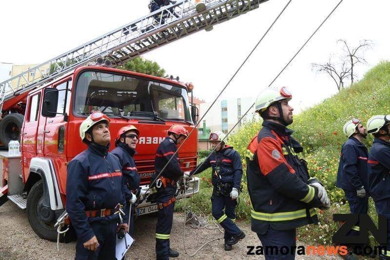Un fuego en la calle Huerta Aranda obliga a movilizar a los bomberos