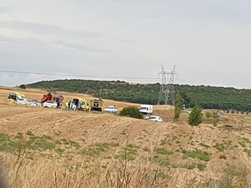 Los bomberos tratan de liberar de sus vehículos a dos hombres involucrados en un accidente a la altura de Torres del Carrizal