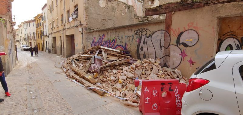Los vecinos de Balborraz y de la calle la Plata se quejan de la inacción ante los restos del derrumbe