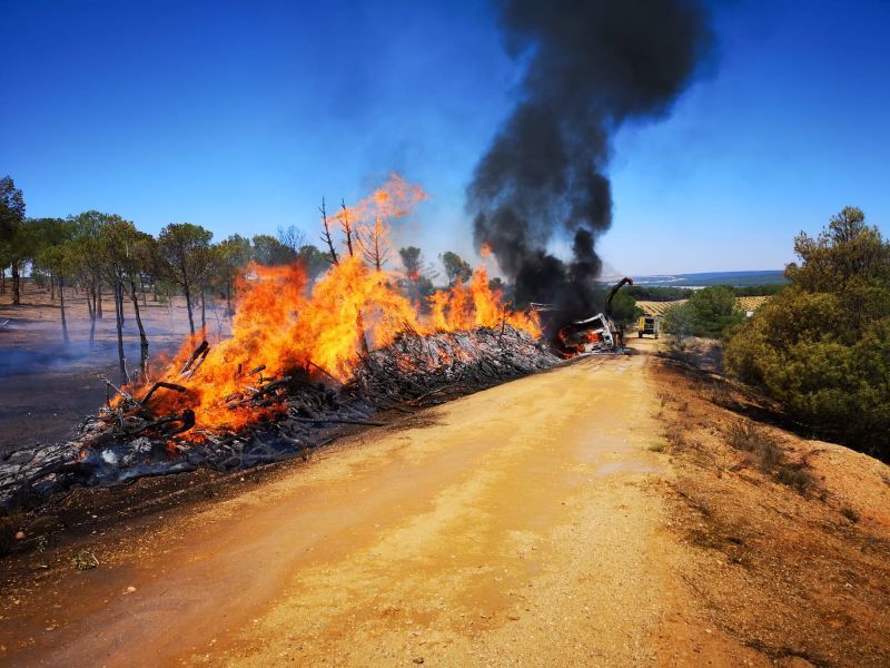Arde una máquina astilladora en el pinar de Doña Castora en Toro