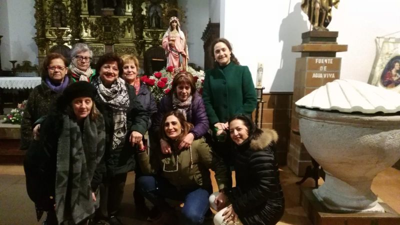 Las Águedas de San Lázaro esta tarde, después de "vestir a la santa" (Foto: Lucía Segurado)