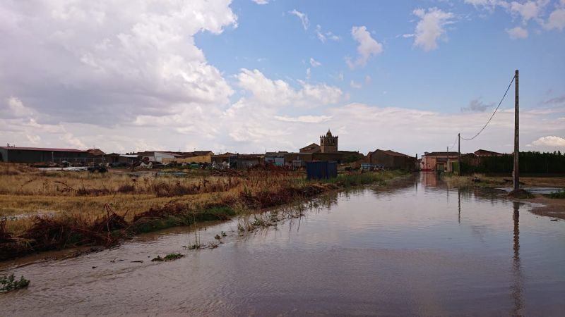 La tormenta golpea con fuerza en Toro y Tagarabuena inundando calles y anegando campos y cultivos