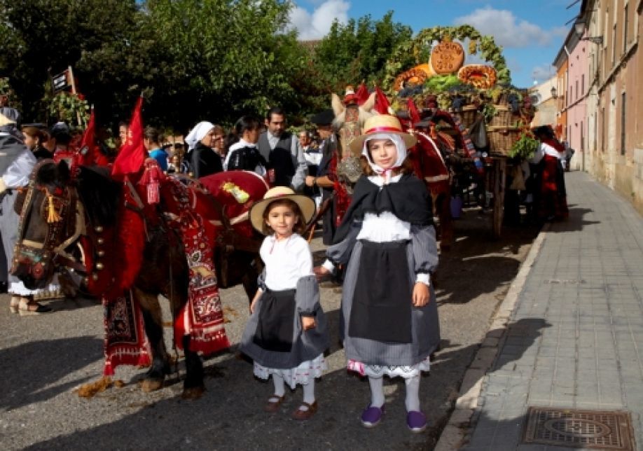 El tradicional desfile de carros constituye uno de los platos fuertes de las fiestas